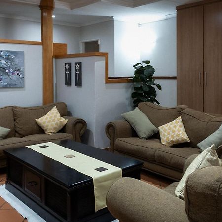 Park Living Guesthouse บลูมฟอนเทน ภายนอก รูปภาพ